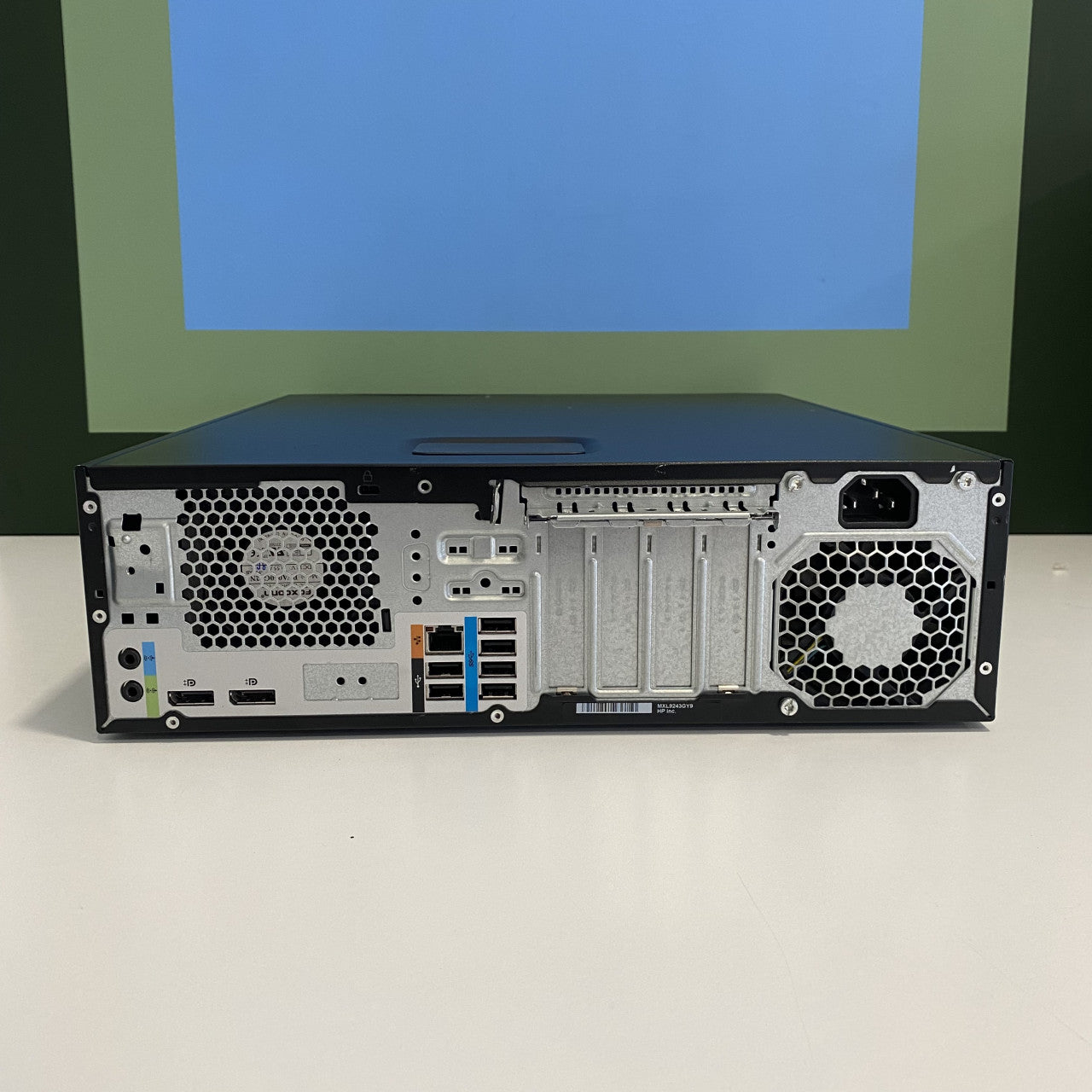 HP Z2 SFF G4 WorkStation Xeon E-2144G 16/256GB