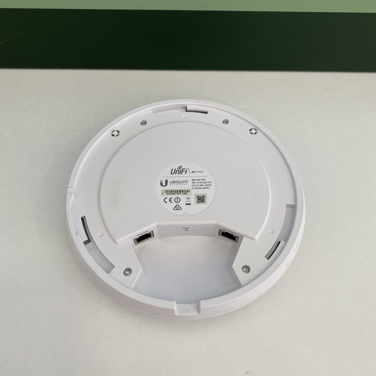 Ubiquiti UniFi AP Pro Wireless Access Point - 1 na stanju